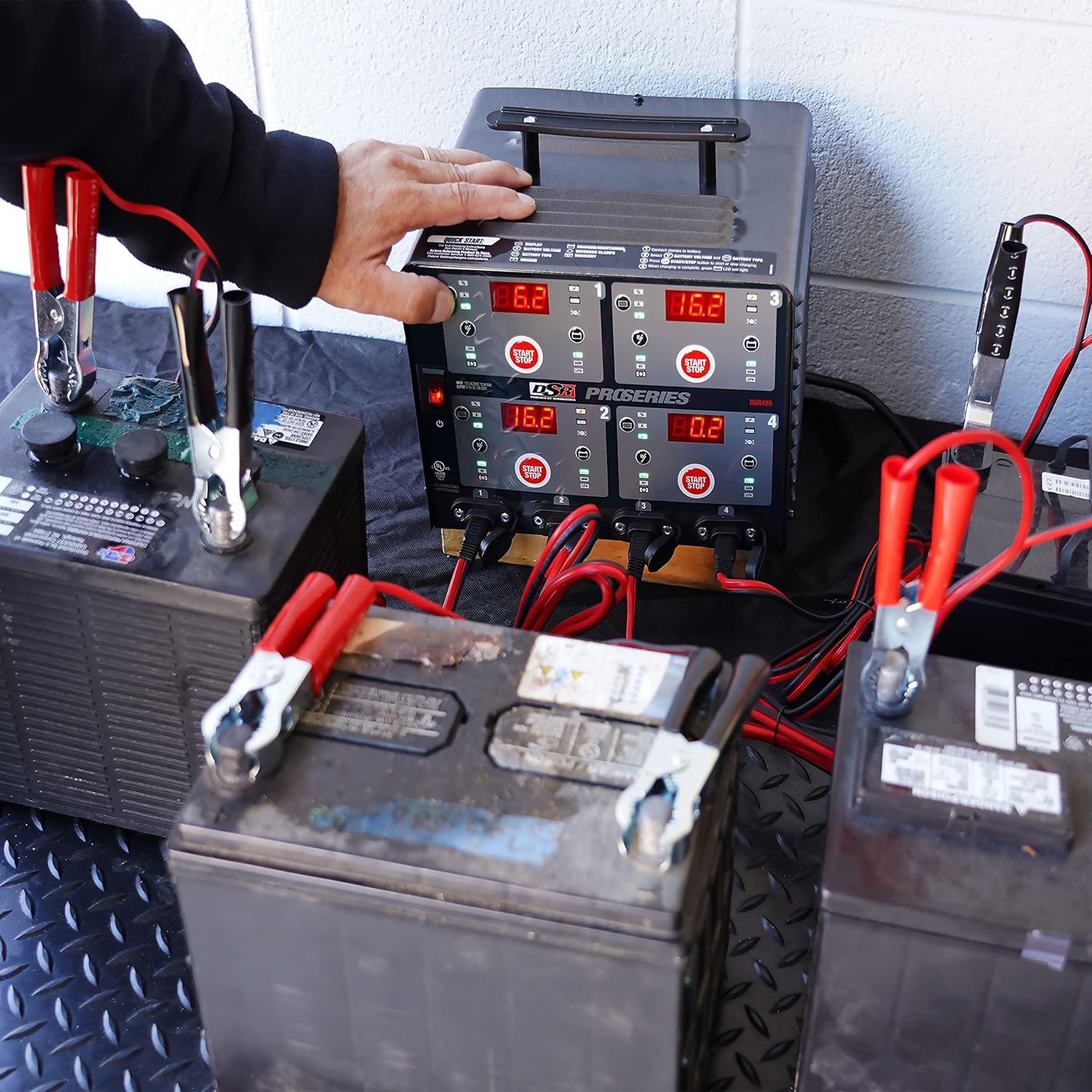 Schumache Electri DS Pr Heavy-Dut 4-Ban Automati 10 Ca Batter Charge an Maintainer Chargin Station Professiona Grade fo 6V/12 Automotiv an Marin Batteries DSR125